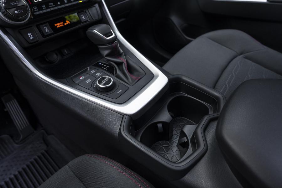 Детали интерьера Toyota RAV4 Prime SE 2020 года  (фото 29 из 37)